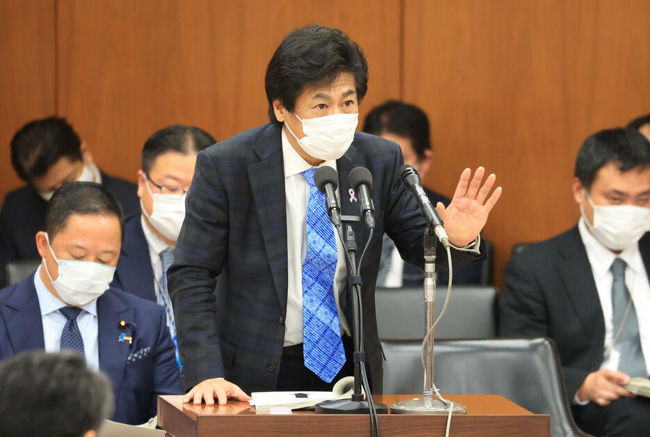 厚生労働委員会で答弁する田村憲久大臣（写真：つのだよしお／アフロ）