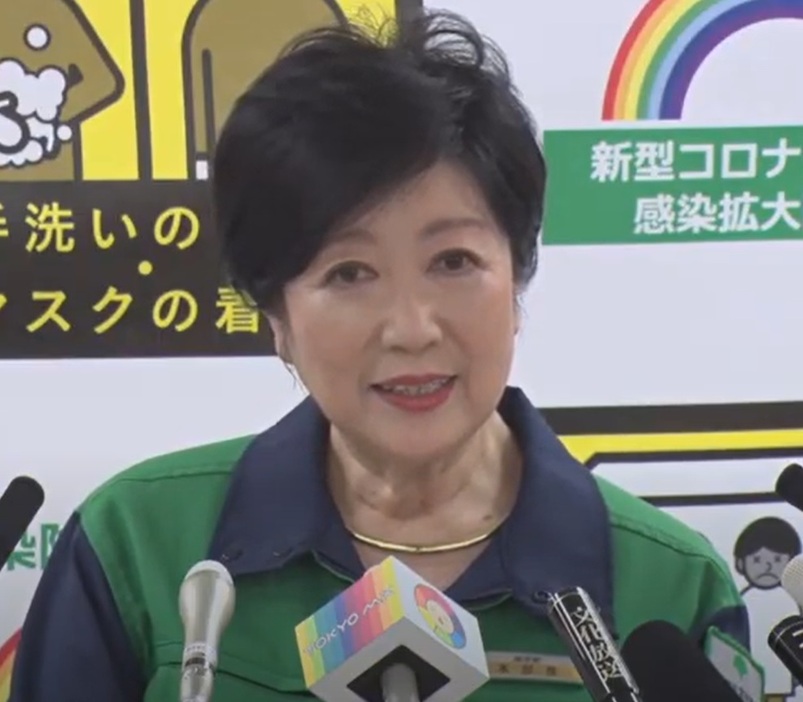 記者会見する小池都知事