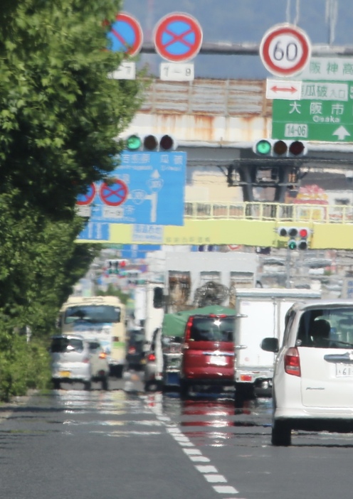 ［写真］朝から好天に恵まれ梅雨の晴れ間となった大阪府内。大阪市では最高気温30.1度、八尾市で30.3度を観測した。道路には逃げ水も＝1日午後4時ごろ、大阪市平野区で