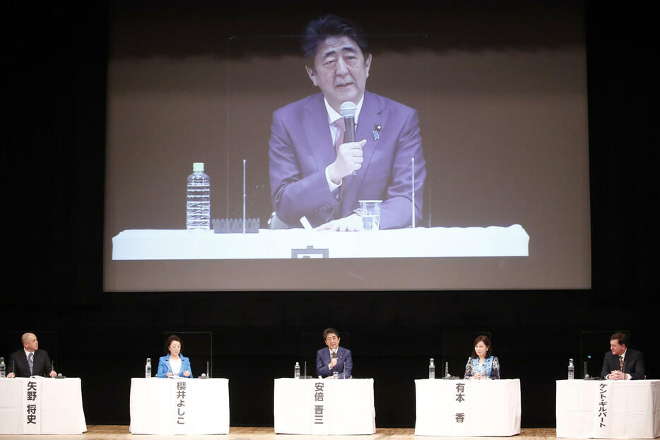 「日本国憲法のあり方を考えるシンポジウム3」に参加する安倍晋三前首相（今年4月）（写真：日刊現代／アフロ）