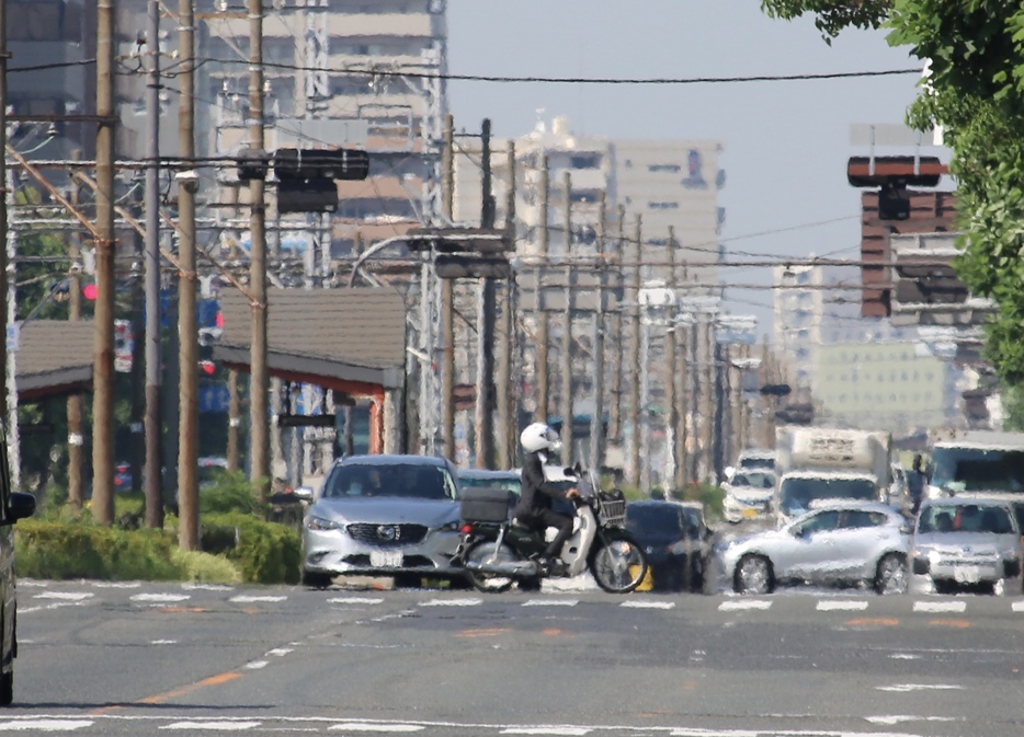 ［写真］最高気温32.4度を観測した大阪府堺市。道路に陽炎もみられた＝9日午後3時50分ごろ、大阪府堺市堺区で