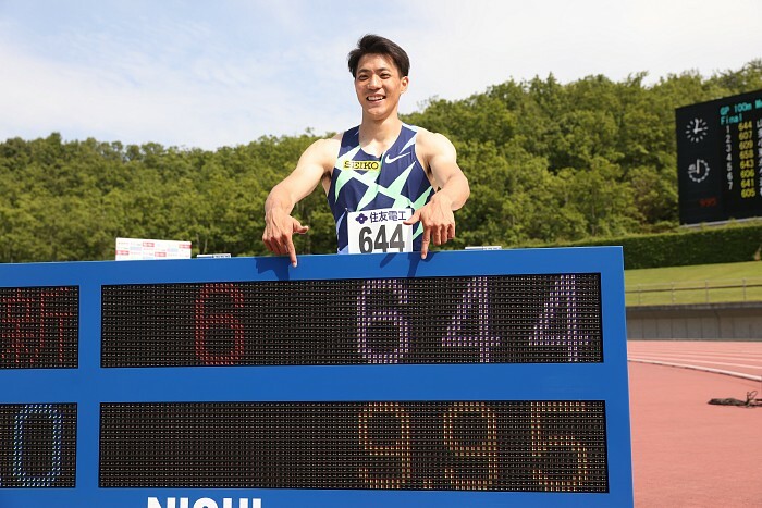 陸上の布勢スプリントは6日、男子100m決勝が行われ、山縣亮太が9秒95の日本新記録をマークした。写真は、レース後に記念撮影に応じる山縣。（写真：森田直樹/アフロスポーツ）