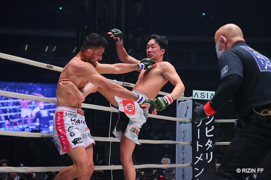 朝倉未来の左右フックに最強グラップラーがぐらつく勝機もあったのだが…（写真・RIZIN FF)