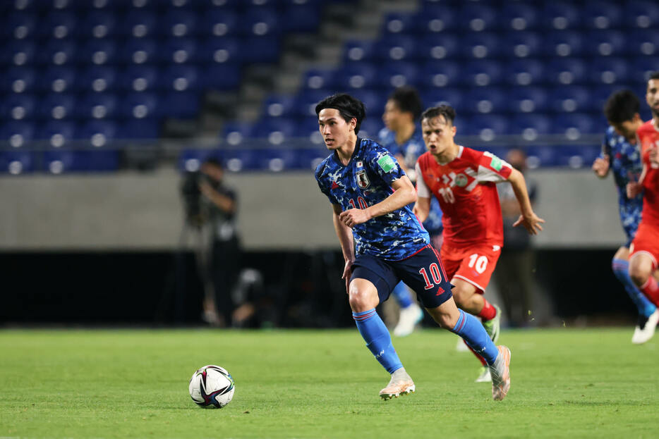 南野拓実がW杯予選で7試合連続ゴール。本田圭佑の記録に並んだ(写真：森田直樹/アフロスポーツ)