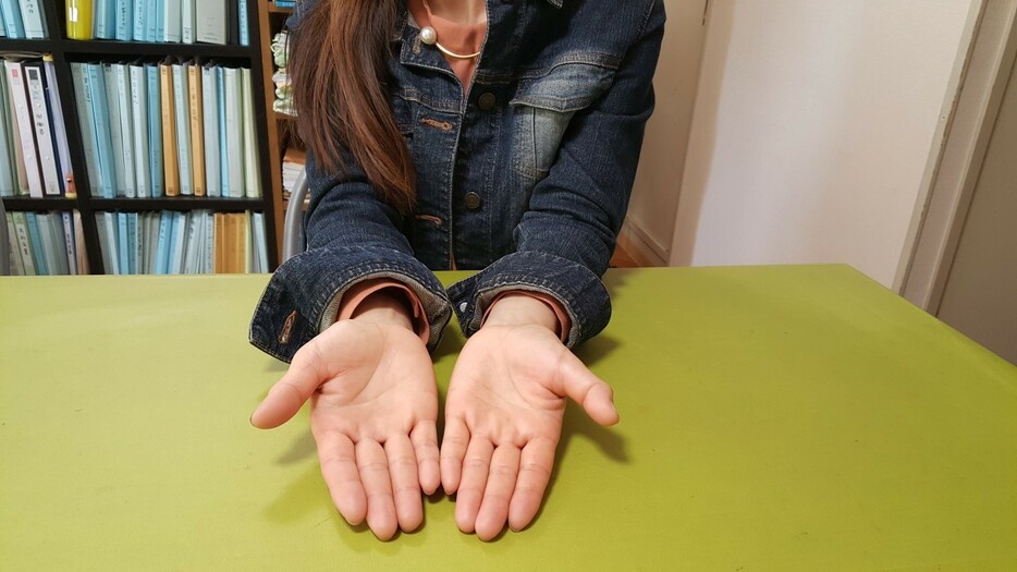立ち食いそば屋で働く浅見華子さん。左手の親指は麺の湯切りのしすぎで曲がっている（撮影：岩崎大輔）