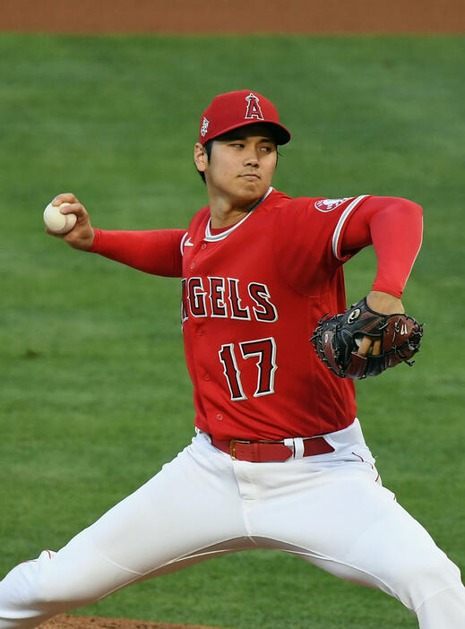 リアル二刀流としてマリナーズ戦に先発した大谷翔平は6回10奪三振2失点で今季2勝目。“魔球”スプリッターを敵将は「コールの速球、ビーバーのナックルカーブに匹敵するメジャー3大スペシャル球のひとつ」と絶賛した(写真・アフロ）