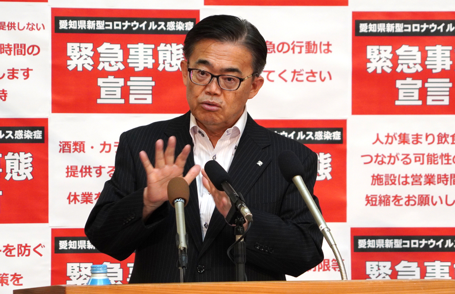 臨時記者会見に臨む愛知県の大村秀章知事