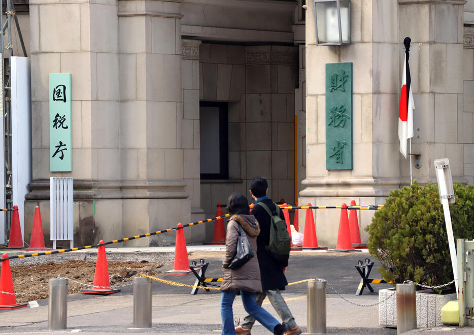 [資料写真]森友学園問題をめぐり財務省では公文書改ざんが明るみになった（写真：つのだよしお/アフロ）