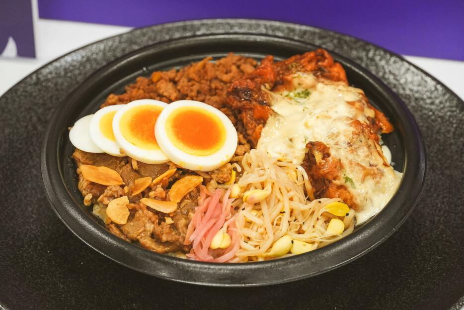 ファミリーマート「背徳のコンビニ飯」より「大盛りごはん！タルタルから揚げ＆にんにく豚焼肉丼」638円（税込）