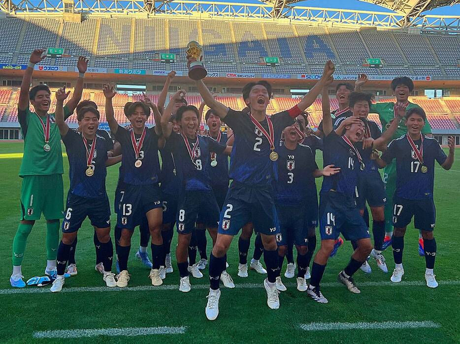 U-17日本代表が優勝。DF佐々木将英(FC東京U-18)がカップリフトして喜ぶ(Akihiko KAWABATA)