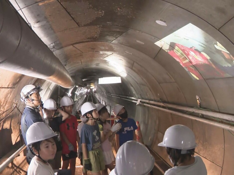 工事中の下水道雨水幹線を見学する子供たち 愛知県岡崎市