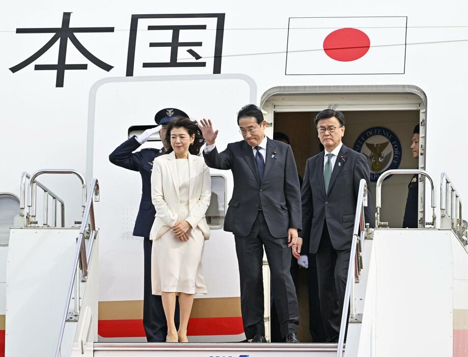 米国に向け、政府専用機で羽田空港を出発する岸田首相。左は妻の裕子さん＝21日午前