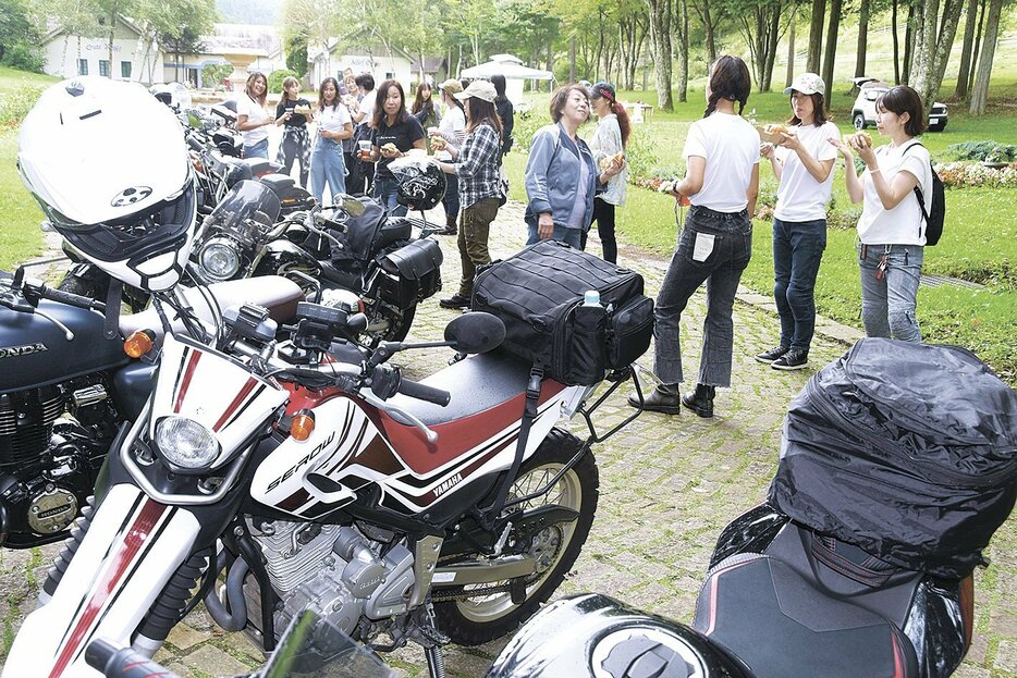 ずらりと並んだバイクを前に会話を楽しむ参加者