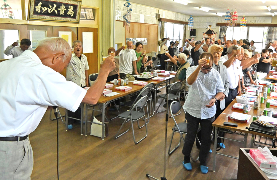 乾杯で再会を祝す懇親会参加者ら