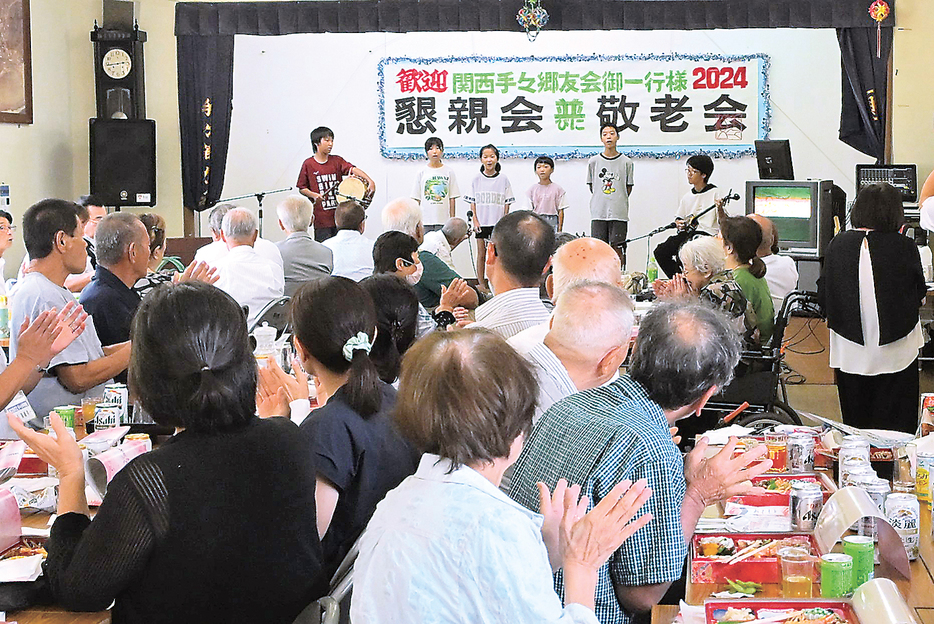 郷友会一行を歓迎して島唄を披露する手々の子どもたち＝＝16日、鹿児島県徳之島町の手々へき地保健福祉館