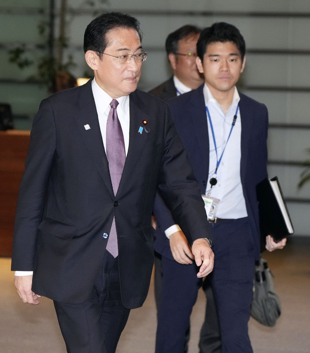 岸田首相と長男翔太郎氏（右）＝昨年5月、首相官邸