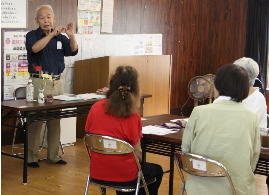 鉄砲玉について講演する小林さん＝新城市の八束穂公民館で