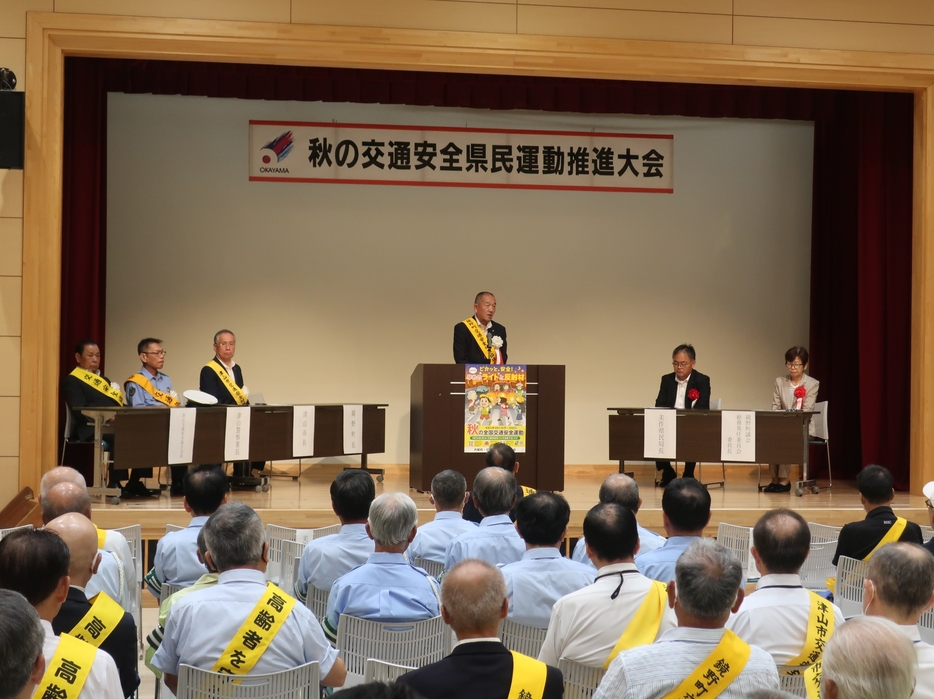 あいさつする山崎町長=岡山県鏡野町で