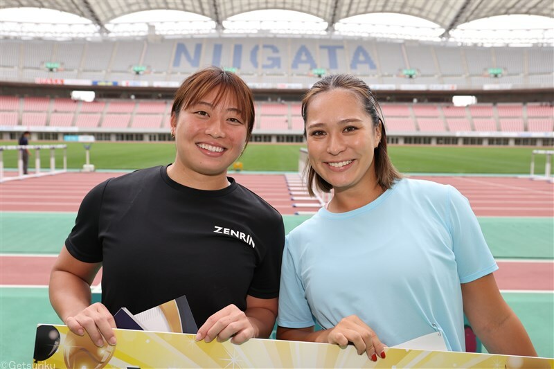 上田（左）と女子やり投に優勝した武本