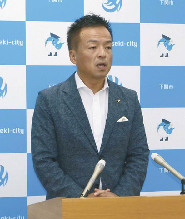 自身の発言について釈明する前田晋太郎市長＝25日、下関市役所