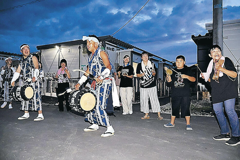 じゃんがら踊りの輪を広げる住民と遊劇隊のメンバー=珠洲市野々江町第2団地