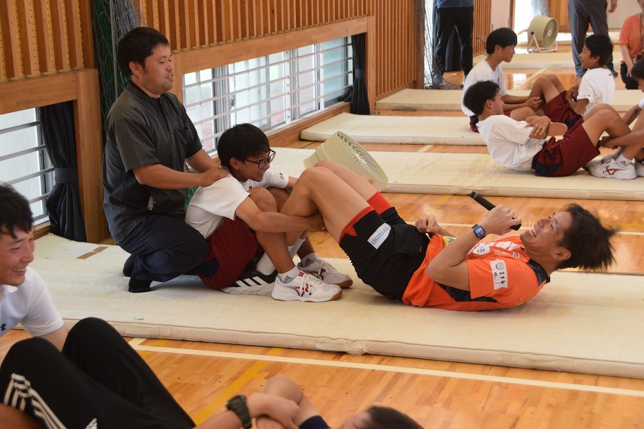 運動を通して交流する糸原選手と生徒たち（西岐波中で）