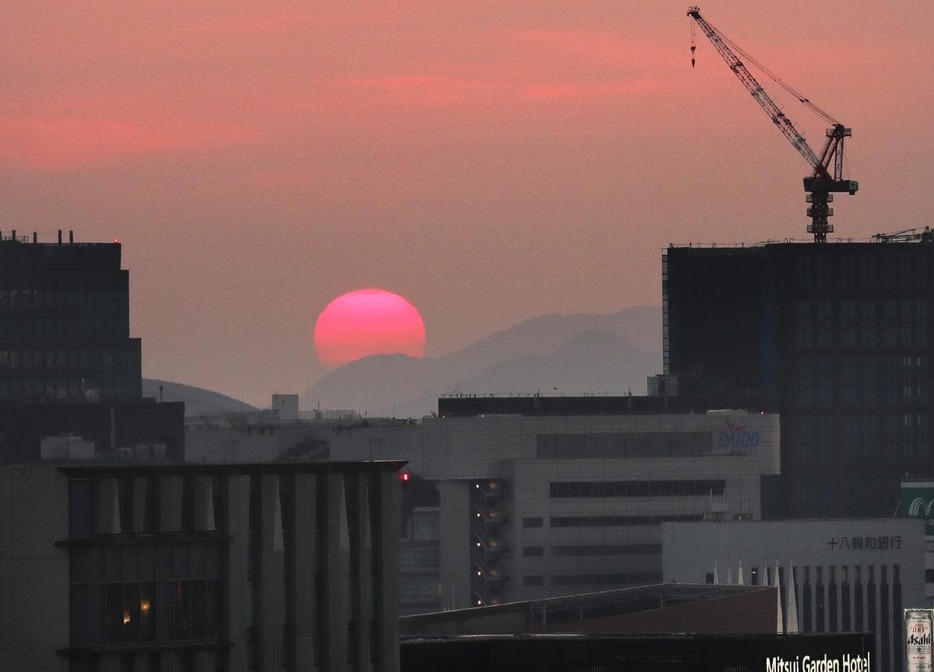 福岡市西区の山の先に沈む夕日