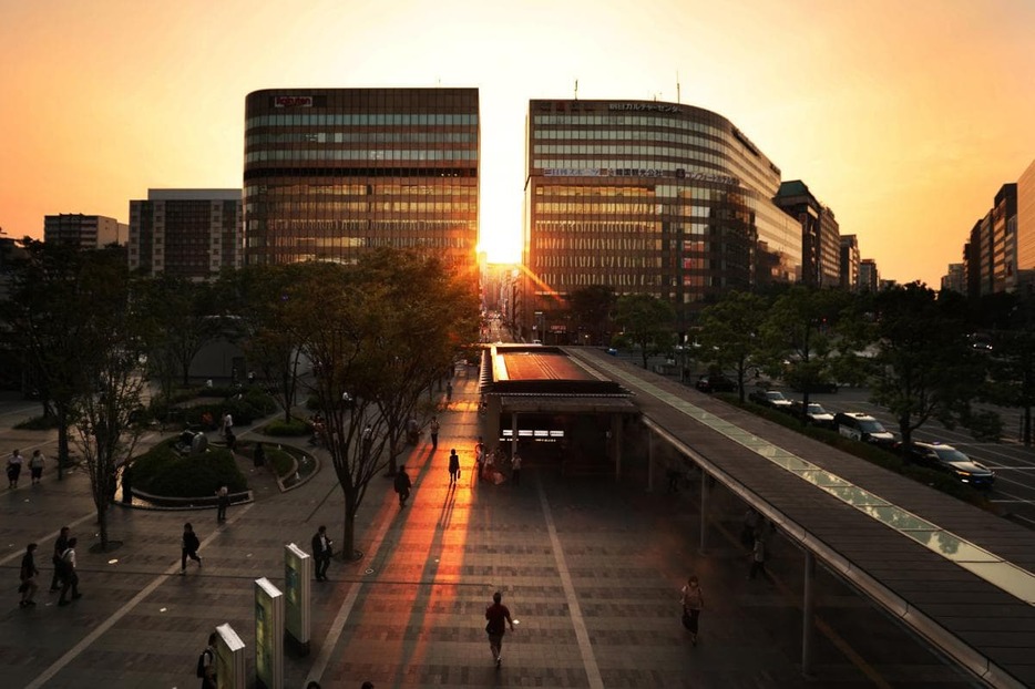 JR博多駅前に立つビルの間に沈む夕日