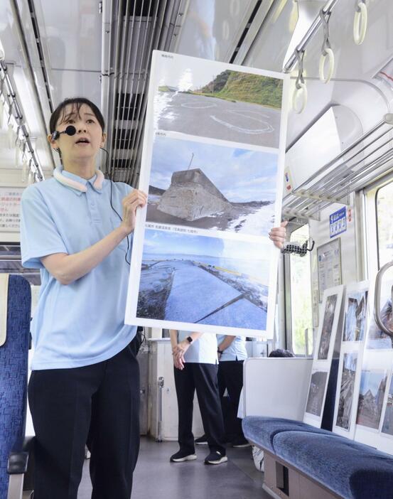 のと鉄道の「語り部列車」で、語り部を務める牛上智子さん＝11日午前、石川県七尾市