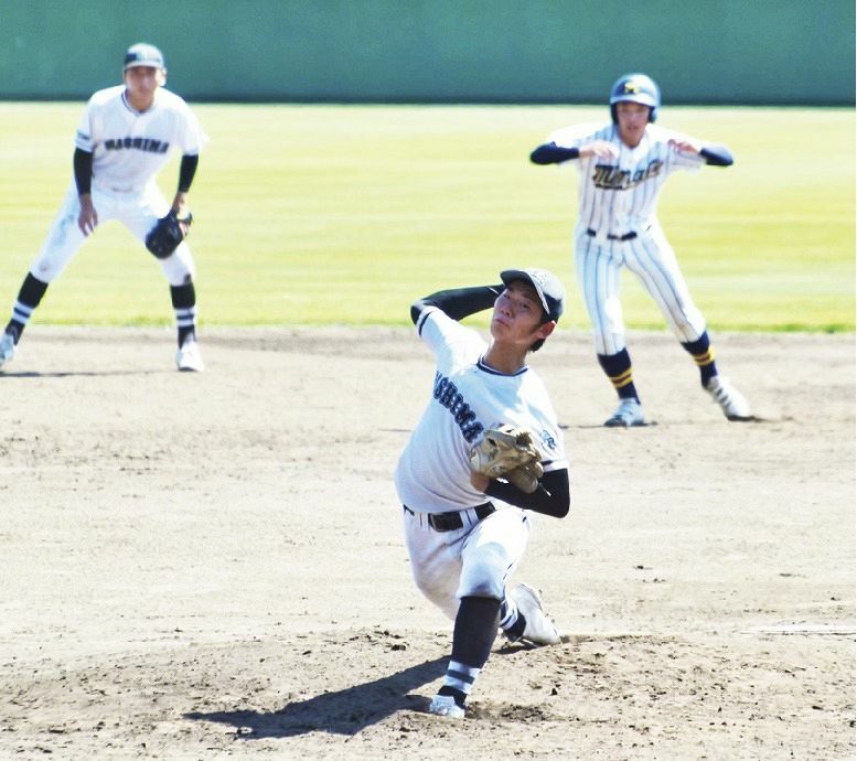 有田中央・貴志川・南部―神島　力投する神島の鈴木（和歌山県の上富田スポーツセンターで）