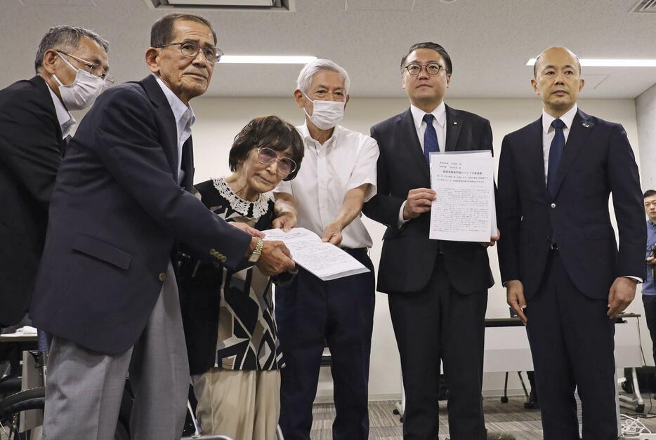 長崎市の鈴木史朗市長（右端）と長崎県の大石賢吾知事（右から2人目）に要請書を手渡した山内武さん（左から2人目）ら＝24日午後、県庁