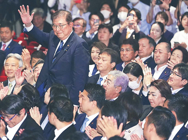 新総裁に選出され、拍手に応える石破氏（27日、東京・永田町で）