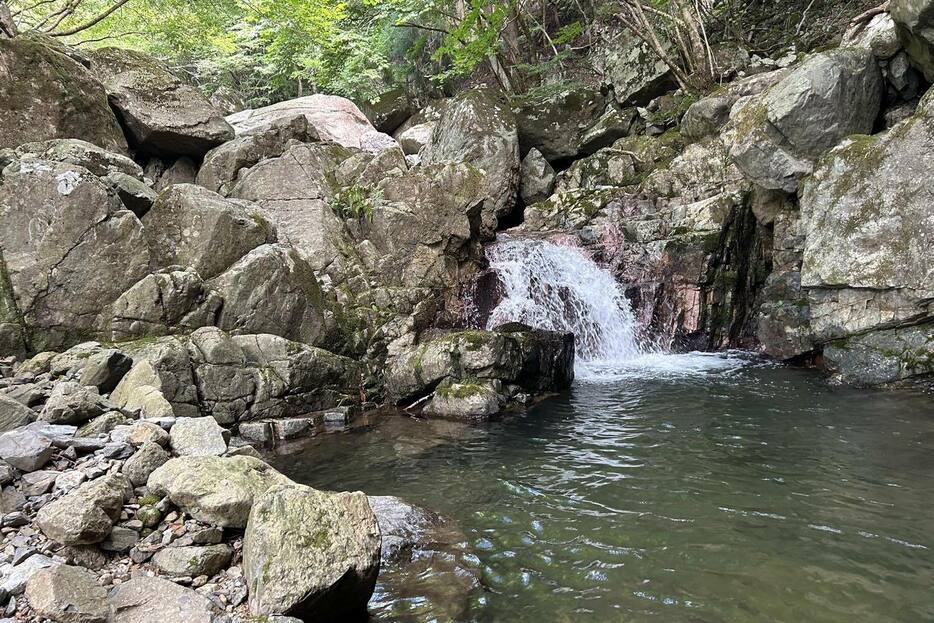 小さな滝登りが現れる峰山高原トレッキング