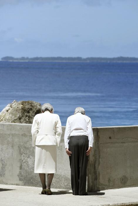 戦後70年の慰霊の旅で、パラオ・ペリリュー島を訪れ拝礼される上皇ご夫妻＝2015年4月（共同）