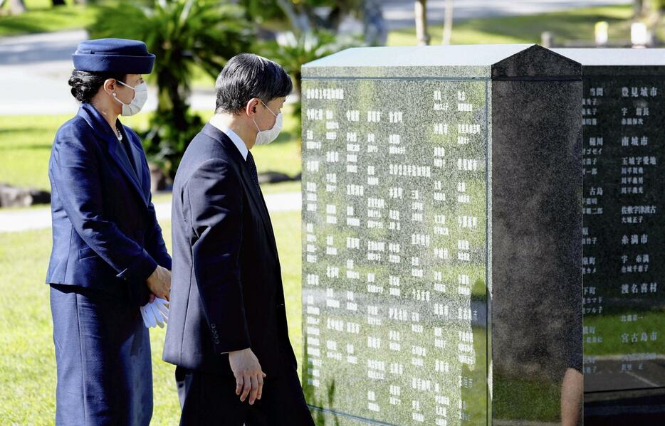 即位後初の沖縄訪問で、「平和の礎」を見て回られる天皇、皇后両陛下＝2022年10月、沖縄県糸満市の平和祈念公園