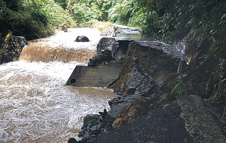 豪雨の影響で路面が崩壊した県道谷坪野・芹川線＝昨年７月、小矢部市矢波