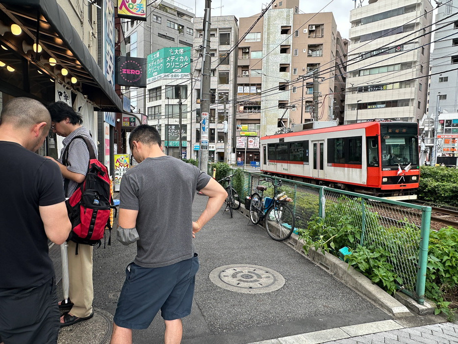 都電の沿線沿いに店がある