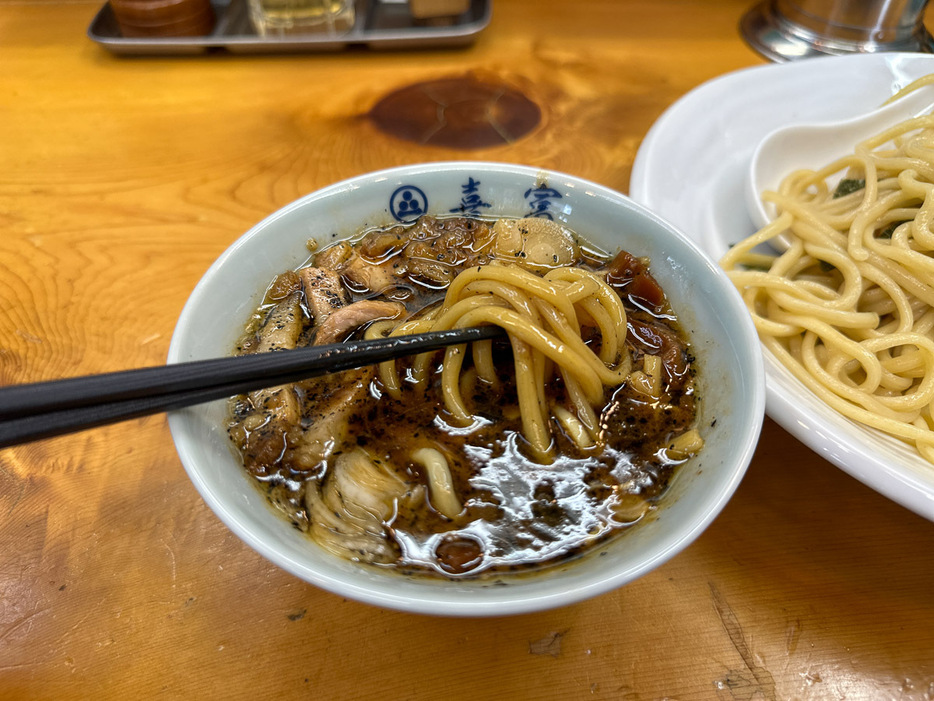 もちもちの太麺とつけ汁が見事に絡みまくります