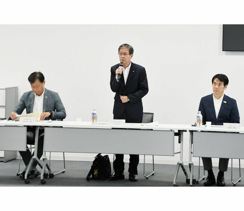 総会の冒頭であいさつをするスペースポート紀伊周辺地域協議会会長の下宏副知事（中央）＝１２日、和歌山県串本町サンゴ台で