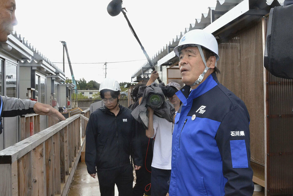 被災地を視察する石川県の馳浩知事（写真・共同通信）