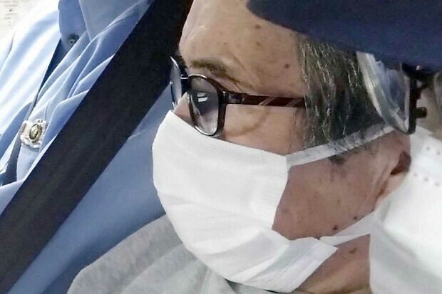 8月22日、送検される鈴木吾郎容疑者　写真/共同通信社