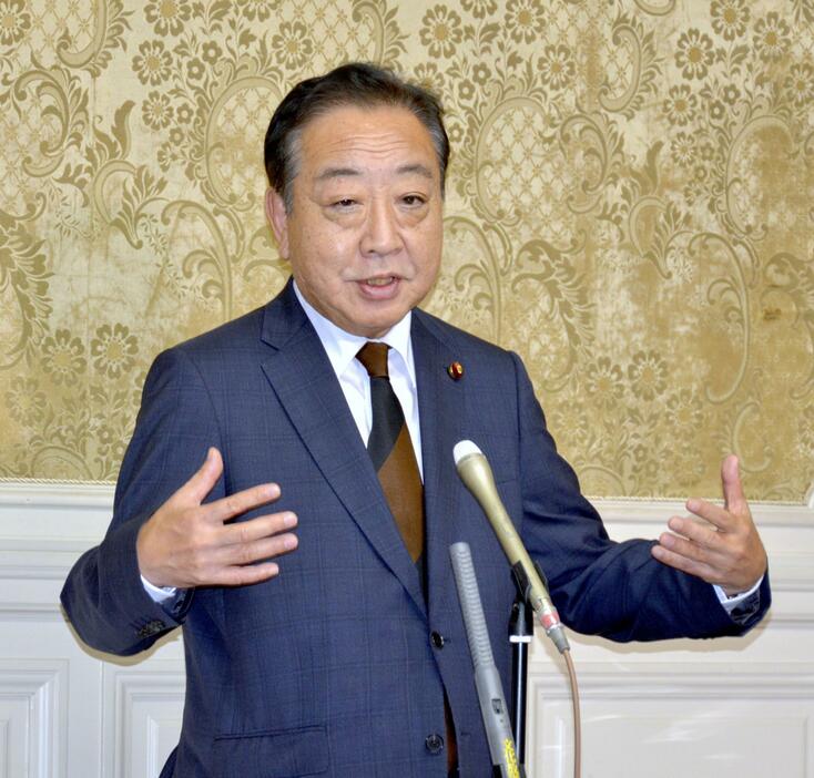 記者団の取材に応じる立憲民主党の野田代表＝27日午後、国会