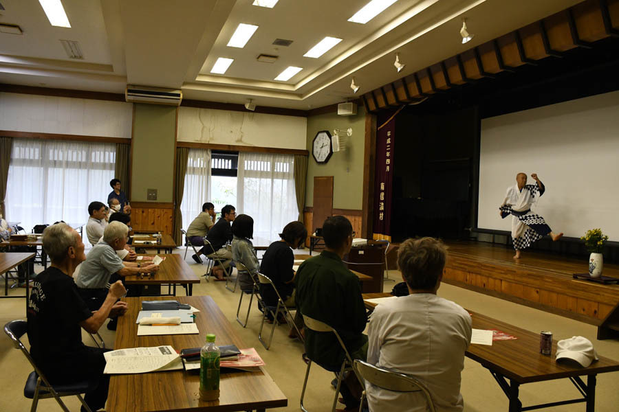 住民による盆踊りの実演もあった