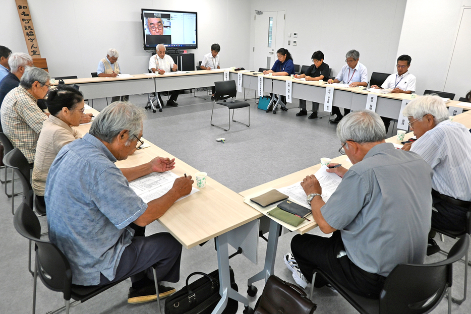 第2版刊行に向けて初会合を開いた知名町誌編さん委員会＝19日、鹿児島県知名町役場