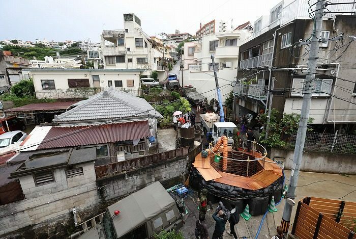 住宅街の中に設置された不発弾の処理壕＝29日午前8時16分、那覇市首里山川町（小川昌宏撮影）