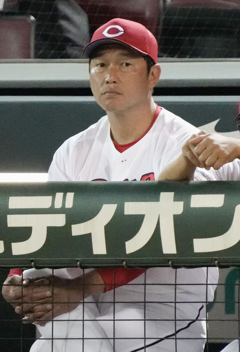 7回、試合を見つめる広島・新井監督＝マツダ