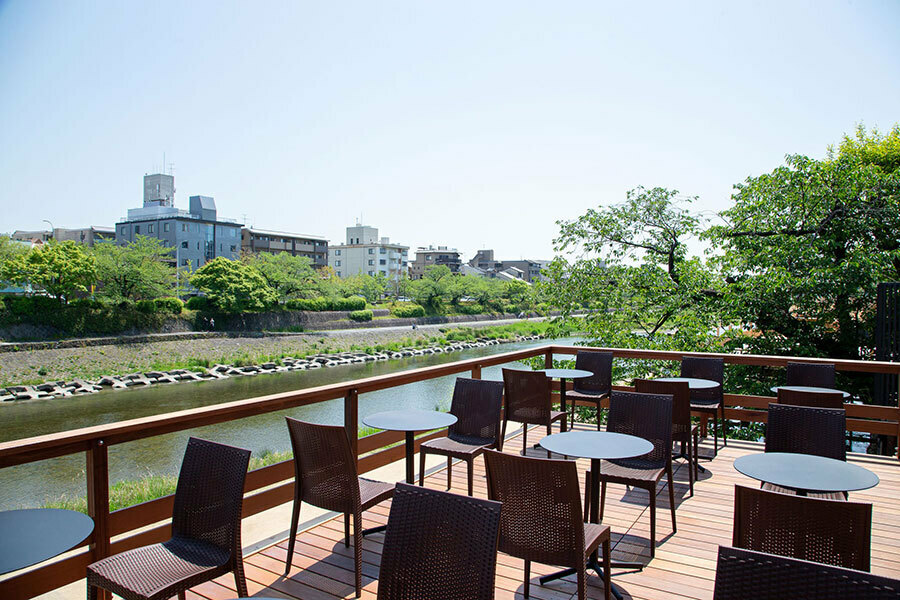 川床でスイーツを楽しめる「川床カフェ」が年々増えている（写真：BABBI GELATERIA 京都店）