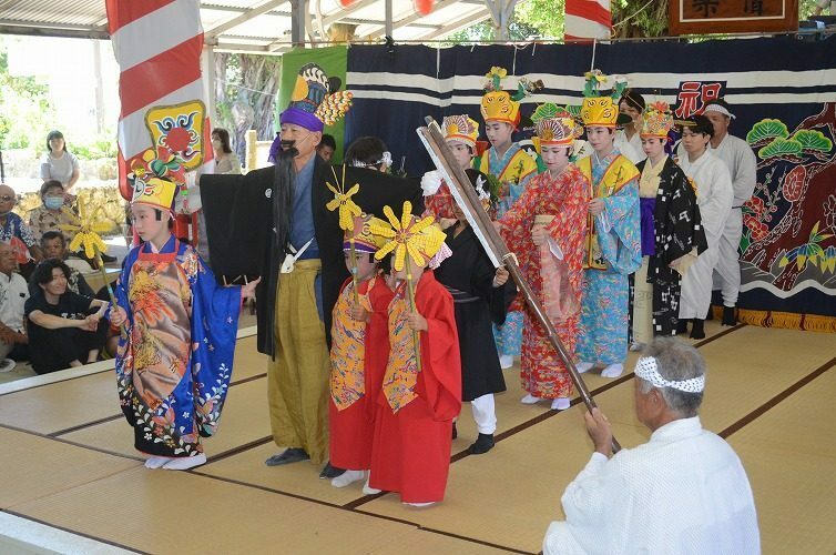 福禄寿座踊で子孫繁栄を祈って口上を述べる福禄寿（前列左から2人目）ら＝10日午前11時10分ごろ＝多良間村仲筋の土原御願所