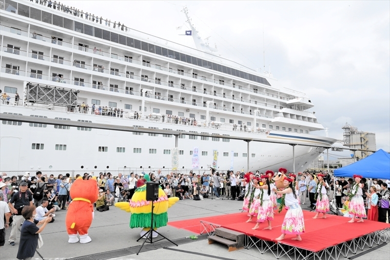 フラダンスを披露して乗船客をもてなす東日大昌平高のフラダンス部