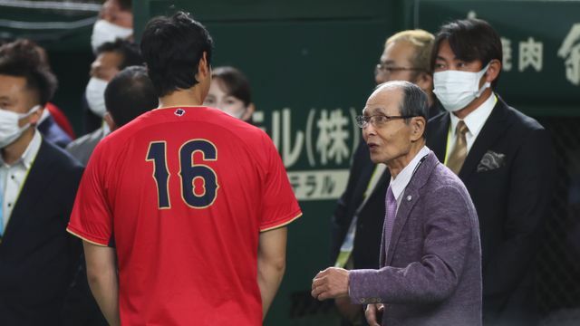 大谷翔平選手と言葉を交わす王貞治さん【写真：CTK Photo/アフロ】